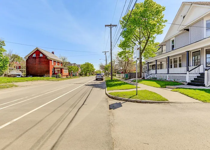Walk To Niagara Falls! Family Home W/ Yard